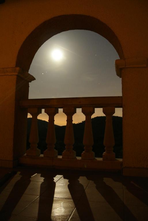 Maset Del Garraf Guest House Olesa de Bonesvalls ภายนอก รูปภาพ